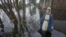 A statue of the Virgin Mary stands in a yard of a house flooded by Hurricane Isaac in La Place, Louisiana August 30, 2012. REUTERS/Lee Celano (UNITED STATES - Tags: ENVIRONMENT DISASTER) Published: Srp. 30, 2012, 10:15 odp.