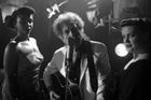 Jako z Twin Peaks. Bob Dylan natočil noir koncert v zakouřeném baru