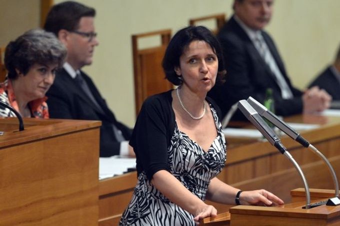 Ústavní soudkyně Kateřina Šimáčková ještě jako kandidátka na tuto funkci při svém vystoupení na schůzi Senátu v červnu 2013.