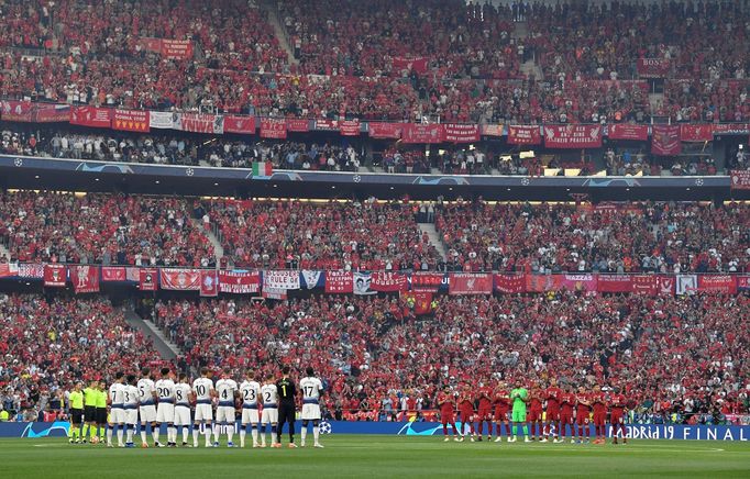 Hráči obou týmů před finále Ligy mistrů Tottenham - Liverpool