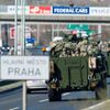 Americký konvoj vjíždí do Prahy