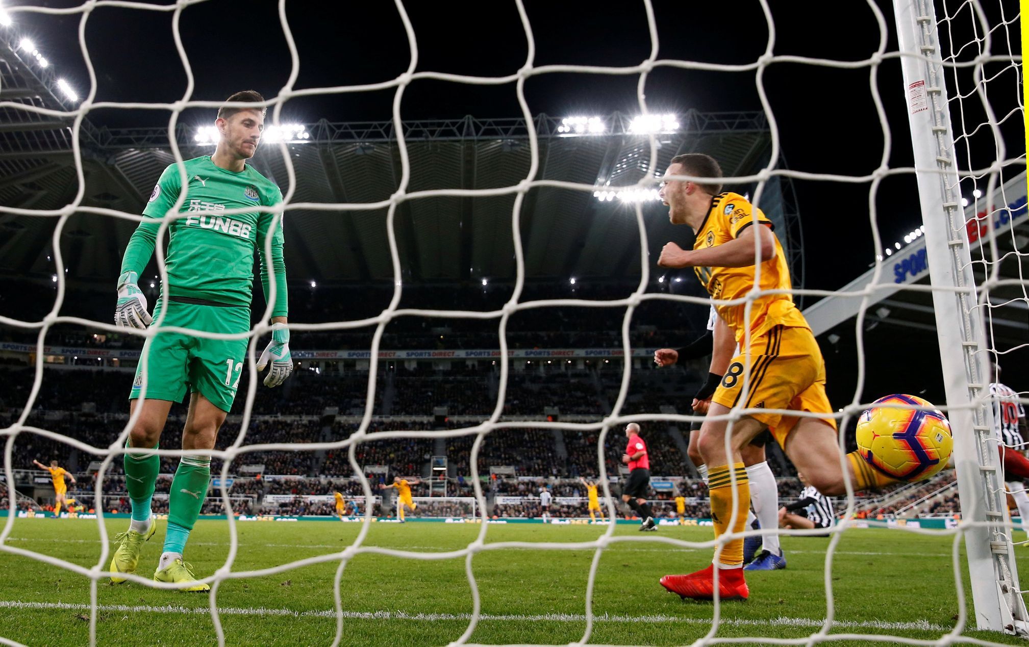 Martin Dúbravka inkasuje gól od Wolverhamptonu