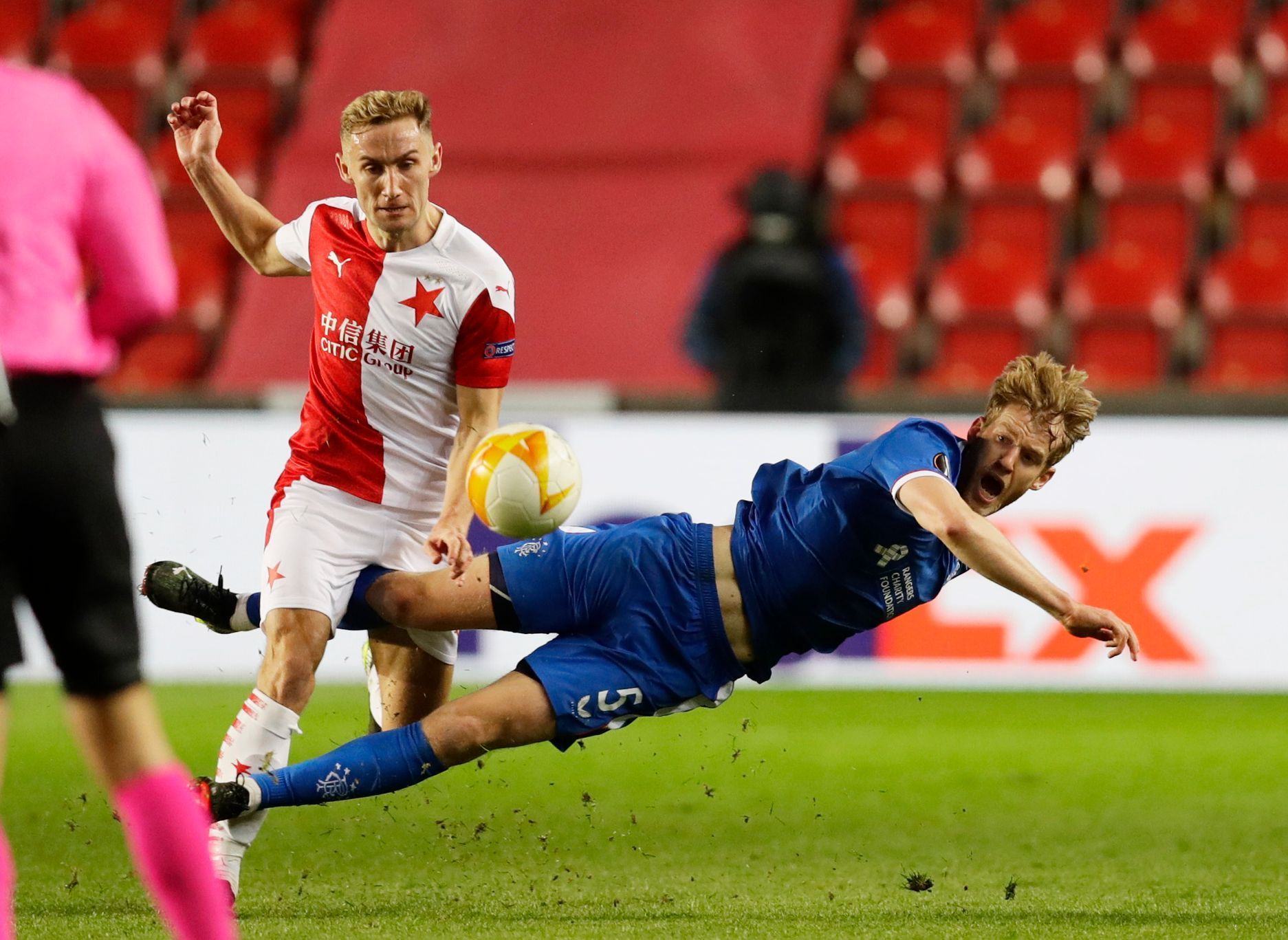 Jan Kuchta a Filip Helander v prvním zápase osmifinále EL Slavia - Glasgow Rangers