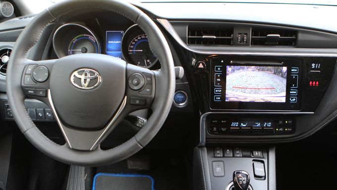 U vyšších výbavových verzí Toyota zapracovala i na vzhledu středového panelu.
