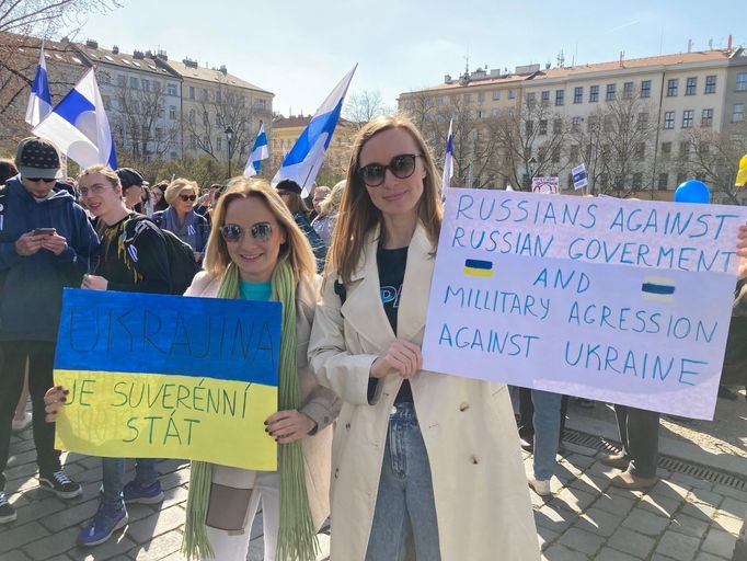 Jedna je Ruska. Jedna Ukrajinka. Velké kamarádky. Válka na tom nic nezměnila. Obě touží po míru. Obě dnes v Praze protestují proti Putinovi.