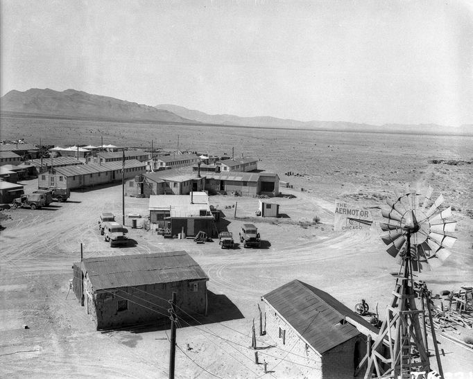 Pohled na základní tábor pro realizaci příprav na test Trinity atomové bomby Trinity. Rok 1945