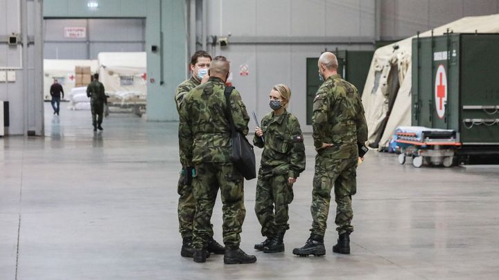Vláda pět miliard armádě převede, až je bude potřebovat, tvrdí Schillerová