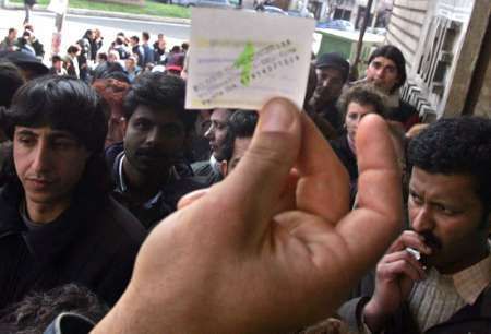 Imigranti stojí v Římě frontu na povolení k pobytu