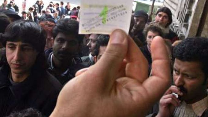 Desítky tisíc přistěhovalců se včera po celé Itálii postavily do front před poštovními úřady. Rozdávala se tam povolení k pobytu.