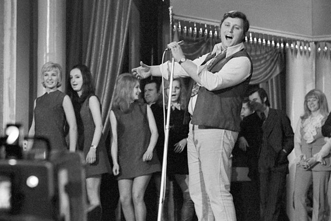 Zpěvák Karel Černoch na natáčení televizního silvestrovského večera "Vesele do Nového roku" v Kostelci nad Černými lesy. 22. 12. 1969