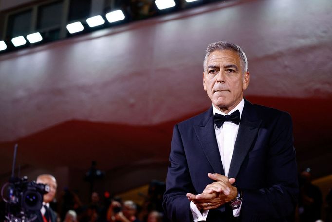 George Clooney na benátské premiéře filmu Wolfs.