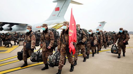 Členové Čínské lidové osvobozenské armády (ČLOA) přiletěli do Wu-chanu se zdravotnickým vybavením a dalšími potřebnými věcmi, které mají pomoci v boji s koronavirem.