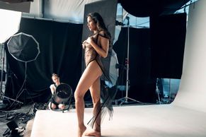 Smyslné fotky pro kalendář Pirelli. Podívejte se s fotografem do zákulisí