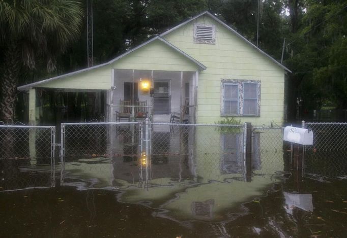 A flooded home along Duval Street is pictured in Live Oak, Florida, June 26, 2012. Tropical Storm Debby weakened to a tropical depression after it drifted ashore on Florida's Gulf Coast on Tuesday, even as it dumped more rain on flooded areas and sent thousands of people fleeing from rising rivers. Picture taken July 26. REUTERS/Phil Sears (UNITED STATES - Tags: DISASTER ENVIRONMENT) Published: Čer. 27, 2012, 1:38 odp.