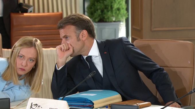 Politické bizáry - šeptání mezi Emmanuelem Macronem a Giorgií Meloniovou