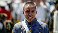 Promovaný kadet krvácí po zásahu kloboukem hozeným do vzduchu na konci slavnostní promoce na Vojenské akademii Spojených států amerických, stadion Michie ve státě New York, 27. května.