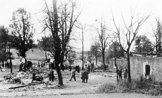 Masakry a vypálené osady od nacistů v dubnu 1945.