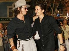 Johnny Depp a Orlando Bloom na světové premiéře Pirátů z Karibiku: Truhla mrtvého muže v losangeleském Disneylandu