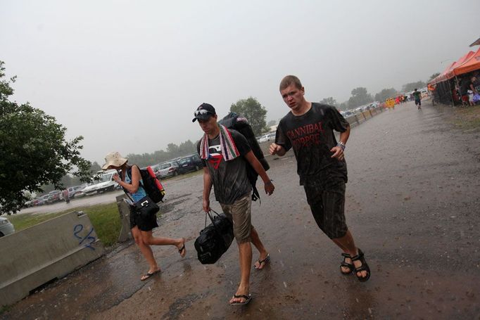 Voda byla v areálu hned první den festivalu všude, kam se člověk podíval.