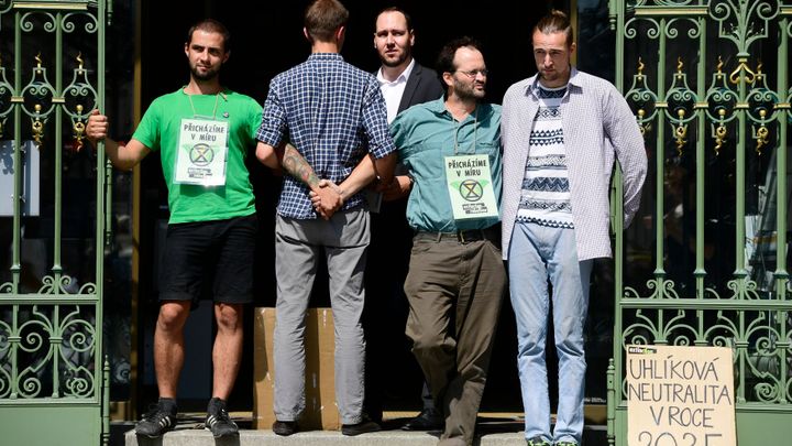 Čtveřice aktivistů zablokovala ministerstvo pro místní rozvoj, žádají snížení emisí