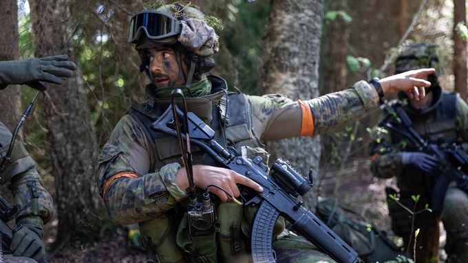 Finští vojáci trénují po boku estonských jednotek na společném vojenském cvičení NATO.