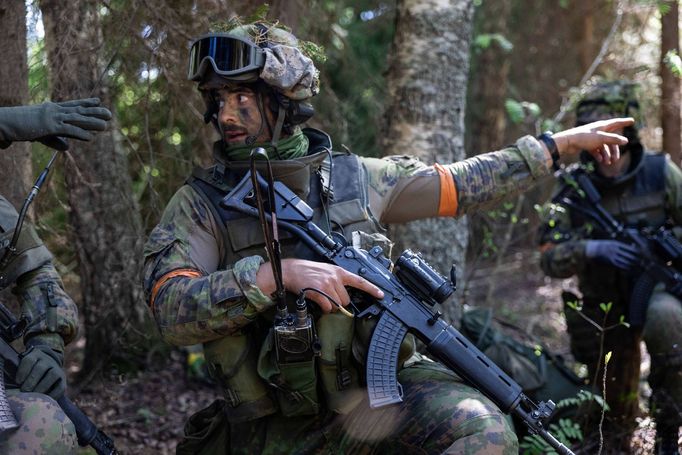 Finští vojáci trénují po boku estonských jednotek na společném vojenském cvičení NATO.