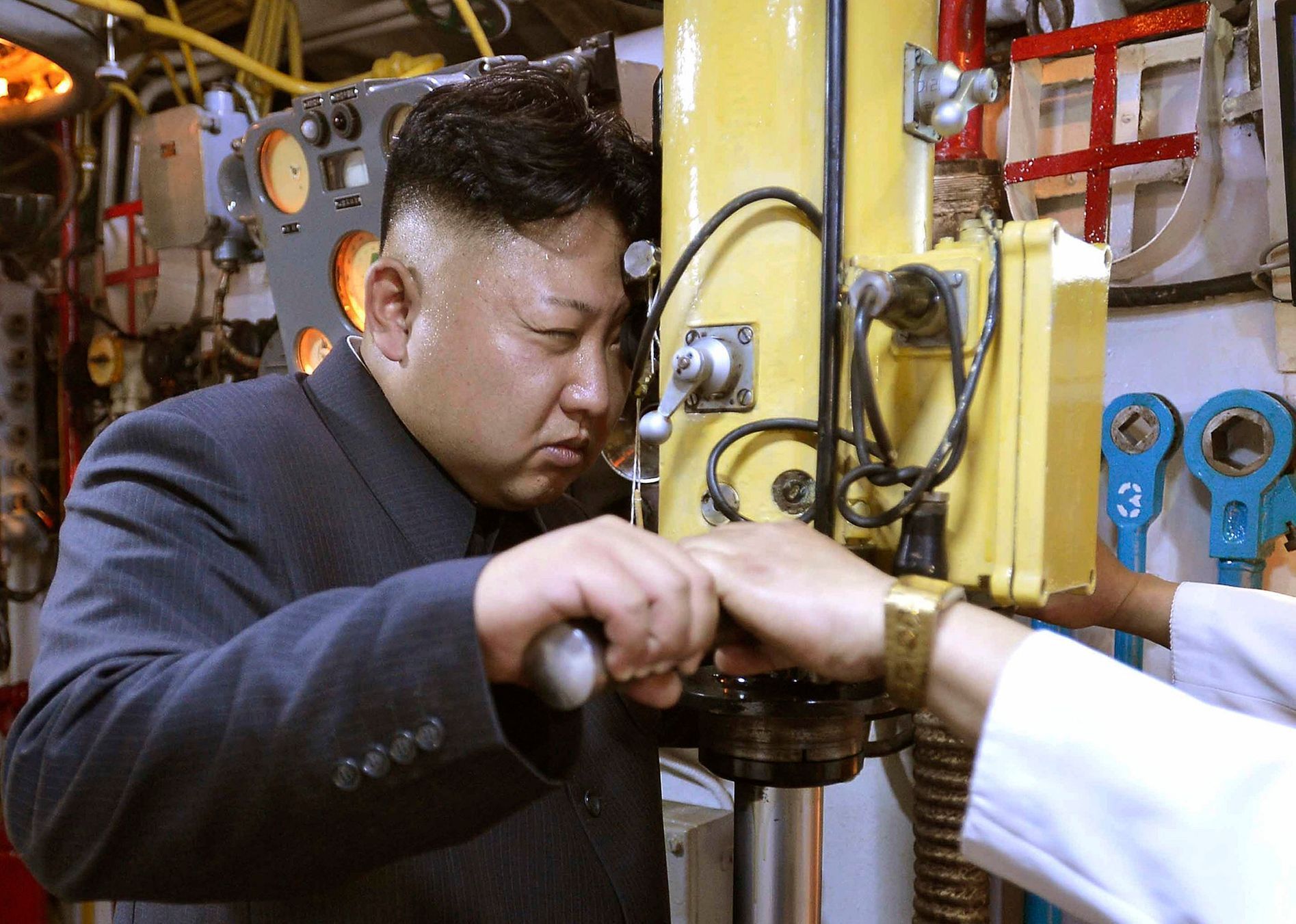 Kim Čong-un na inspekci v severokorejské ponorce.