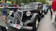 Celkem je na startu více než 110 posádek. Na fotce Citroën 15 Six D z roku 1951. Tento model měl i francouzský prezident Charles de Gaulle.