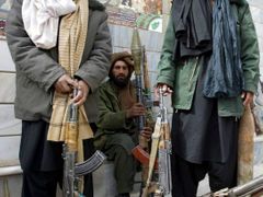 Členové Tálibánu odevzdávají v rámci vládního programu zbraně v Herátu