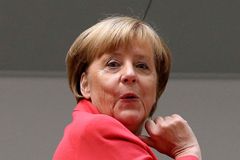 Neúspěchy dovedly CDU do krize, Merkelová přestala říkat "zvládneme to". Ale dál nemá konkurenci