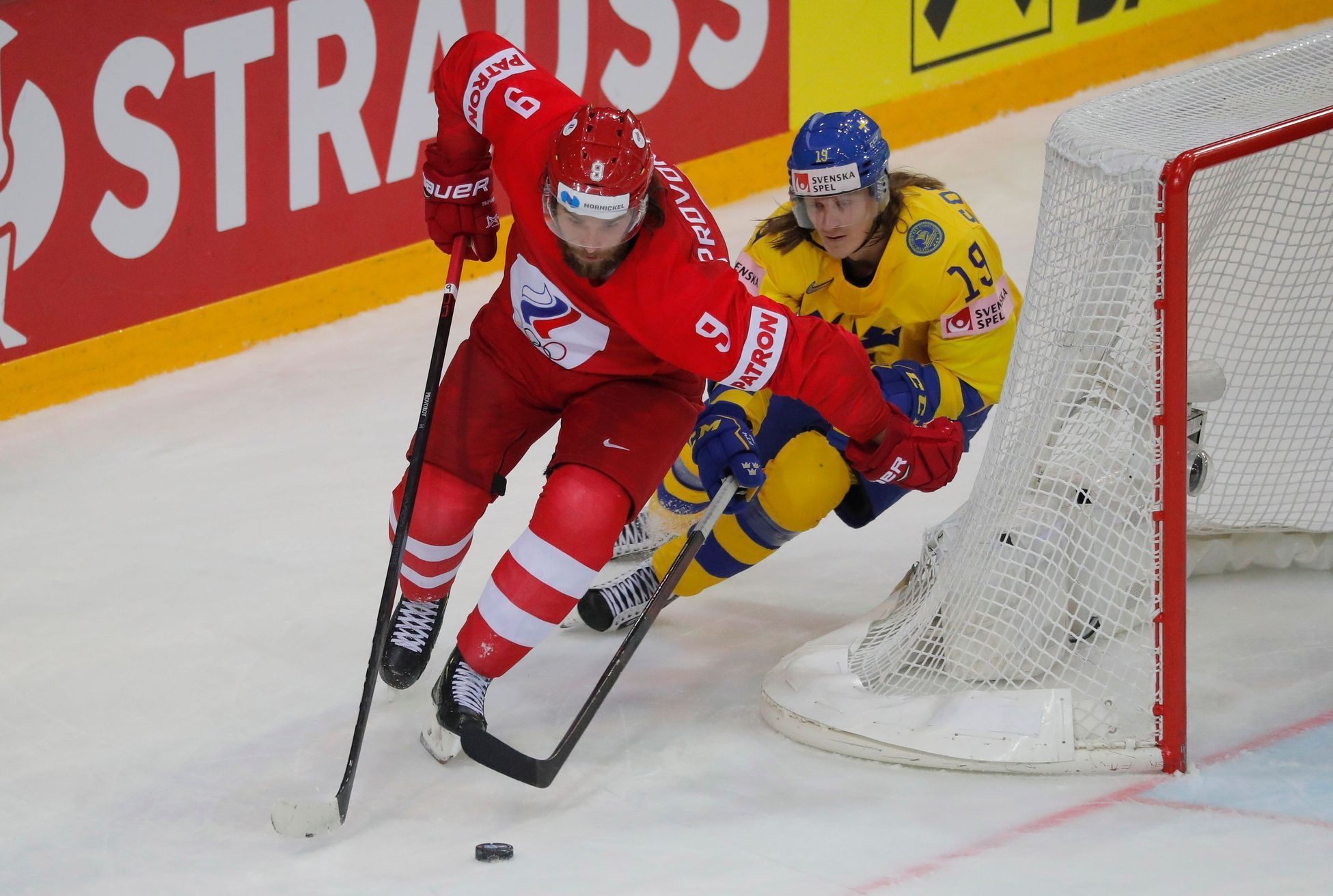 Ivan Provorov a Marcus Sörensen v zápase Rusko - Švédsko na MS 2021