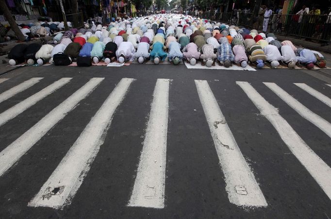 Modlitba na silnici před mešitou během prvního dne ramadánu v Kalkatě.