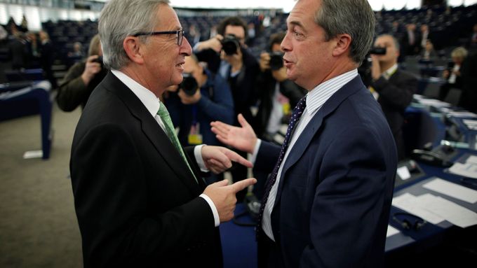 Předseda Komise Juncker hovoří s euroskeptikem Nigelem Faragem.