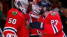 Chicago Blackhawks - Los Angeles Kings (Corey Crawford přijímá gratulace)