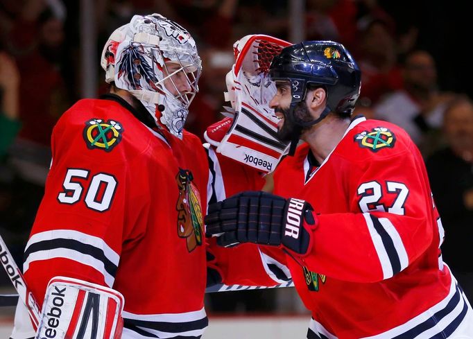 Chicago Blackhawks - Los Angeles Kings (Corey Crawford přijímá gratulace)