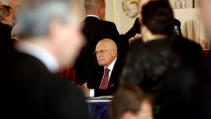 Václav Klaus vyčkává, zatímco se volitelé vracejí z pauzy.