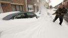 A man shovels snow off his car in a street of Cambrai, northern France, March 12, 2013 as winter weather with snow and freezing temperatures returns to northern France. REUTERS/Pascal Rossignol (FRANCE - Tags: ENVIRONMENT) Published: Bře. 12, 2013, 1:52 odp.