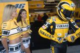 Nebyla to první pocta americkému jezdci od japonského výrobce. V roce 2005 usedl Valentino Rossi na žluto-černou Yamahu v kombinéze týchž barev.