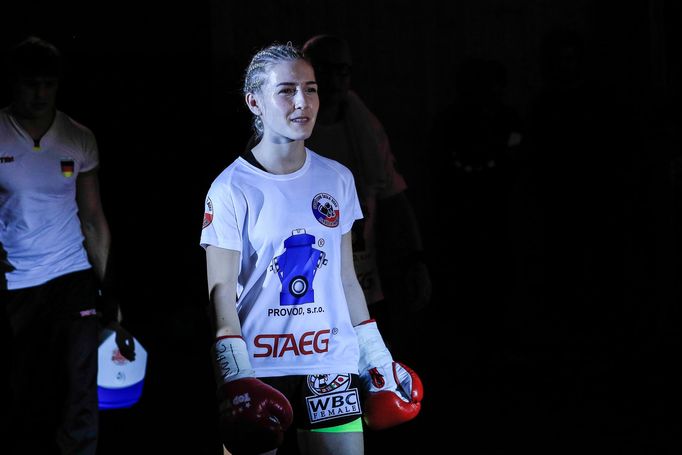 Fabiana Bytyqi v boji o stříbrný pás WBC