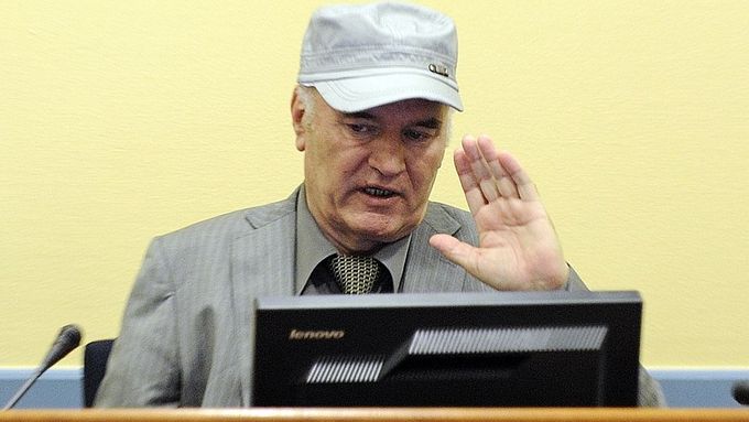 Ratko Mladič před tribunálem v Haagu.