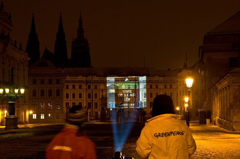 Greenpeace si posvítili na Pražský hrad