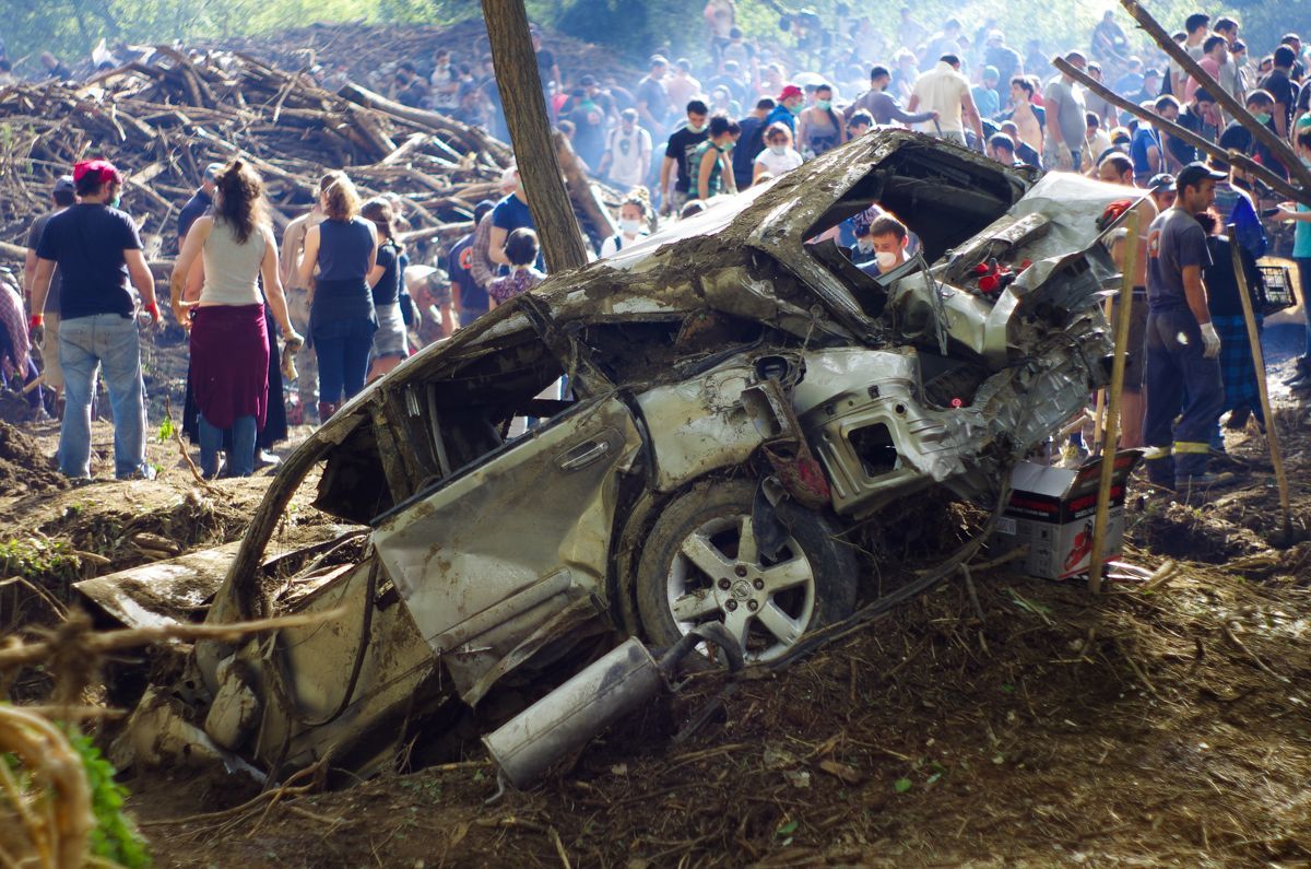 V Gruzii pomáhá tisíce mladých při odklízení trosek po záplavách