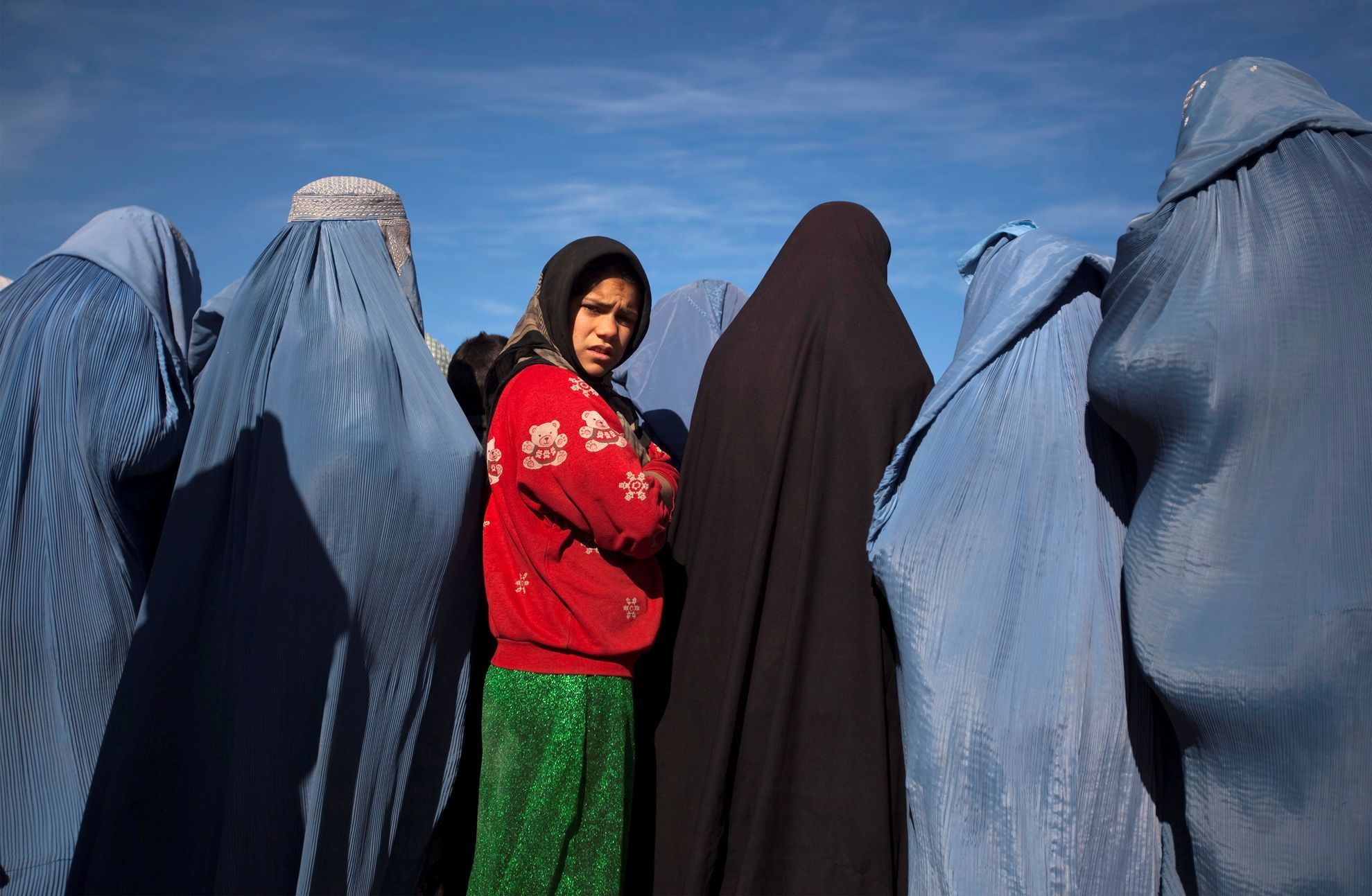 Afghánské ženy, odětené v tradičních modrých burkách. Oděvu, který nechává pouze místo před očima.