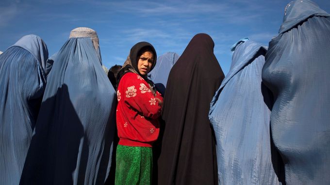 Afghánské ženy, oděné v tradičních modrých burkách.