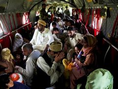 Evakuovaní Pákistánci v americkém vrtulníku.