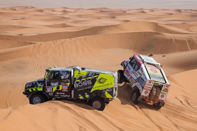 Michiel Becx (Iveco) a Pascal de Baar (Tatra) na trati Rallye Dakar 2024