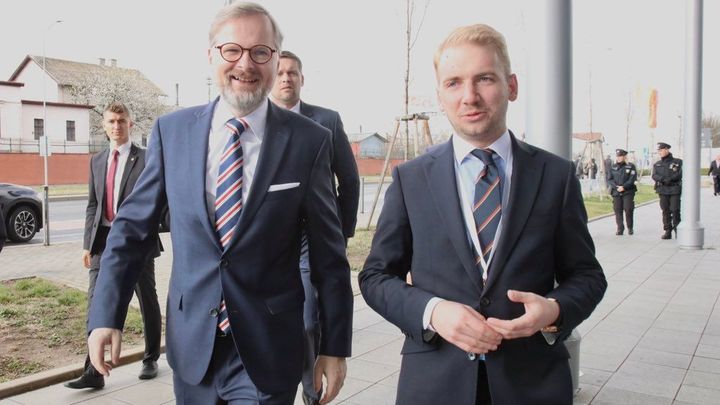 Premiér Fiala ocenil medailí mluvčího své vlády za cestu do Kyjeva; Zdroj foto: Radek Bartoníček