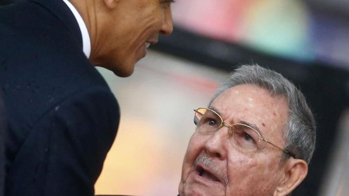 Barack Obama si podává ruku s Raúlem Castrem.