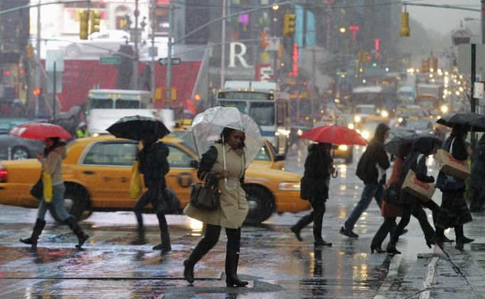 People walk through the wind and snow at New York's Times Square, November 7, 2012. A wintry storm dropped snow on the Northeast and threatened to bring dangerous winds and flooding to a region still climbing out from the devastation of superstorm Sandy. REUTERS/Brendan McDermid (UNITED STATES - Tags: DISASTER ENVIRONMENT) Published: Lis. 7, 2012, 8:23 odp.