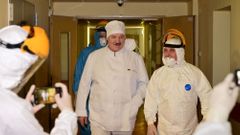 Alexandr Lukašenko na návštěvě nemocnice v Minsku.